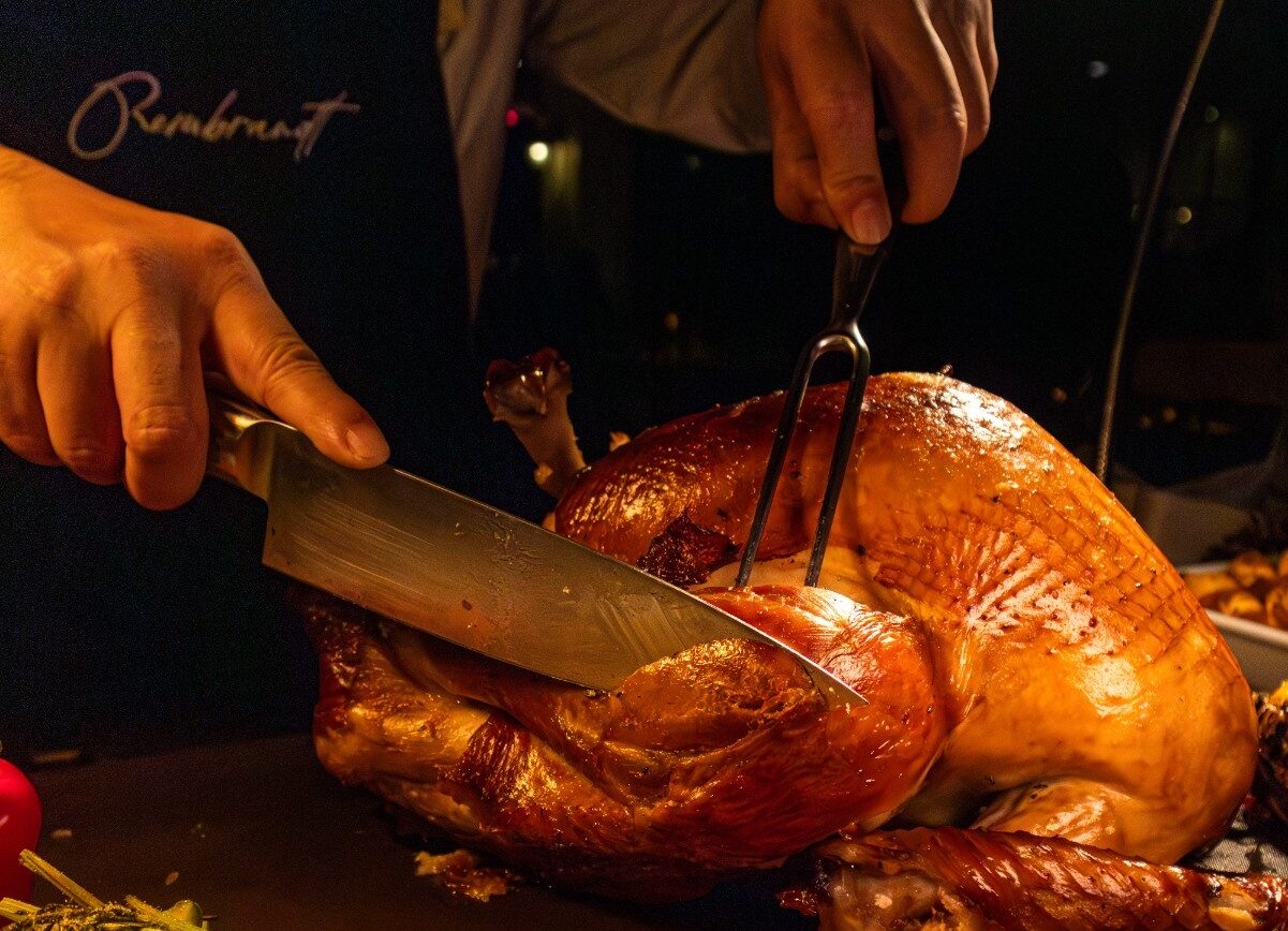 Enjoy the best Christmas buffet and New Year’s Eve dinner in Bangkok 2025 at Rembrandt Hotel Bangkok. Gala festive dining, premium seafood, live stations, live music, rooftop dining, and family-friendly celebrations.