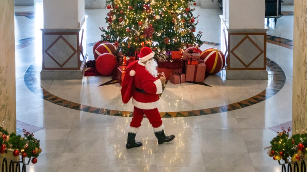 Enjoy the best Christmas buffet and New Year’s Eve dinner in Bangkok 2025 at Rembrandt Hotel Bangkok. Gala festive dining, premium seafood, live stations, live music, rooftop dining, and family-friendly celebrations.