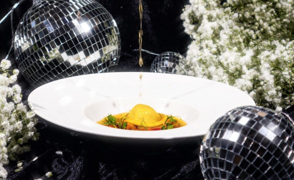 Enjoy the best Christmas buffet and New Year’s Eve dinner in Bangkok 2025 at Rembrandt Hotel Bangkok. Gala festive dining, premium seafood, live stations, live music, rooftop dining, and family-friendly celebrations.