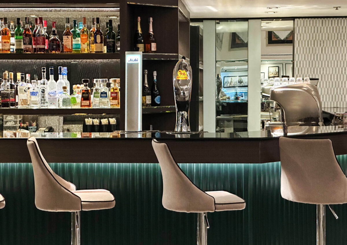 ล็อบบี้บาร์ Rembrandt Hotel Bangkok สุขุมวิท เครื่องดื่มและบรรยากาศนั่งพักผ่อน