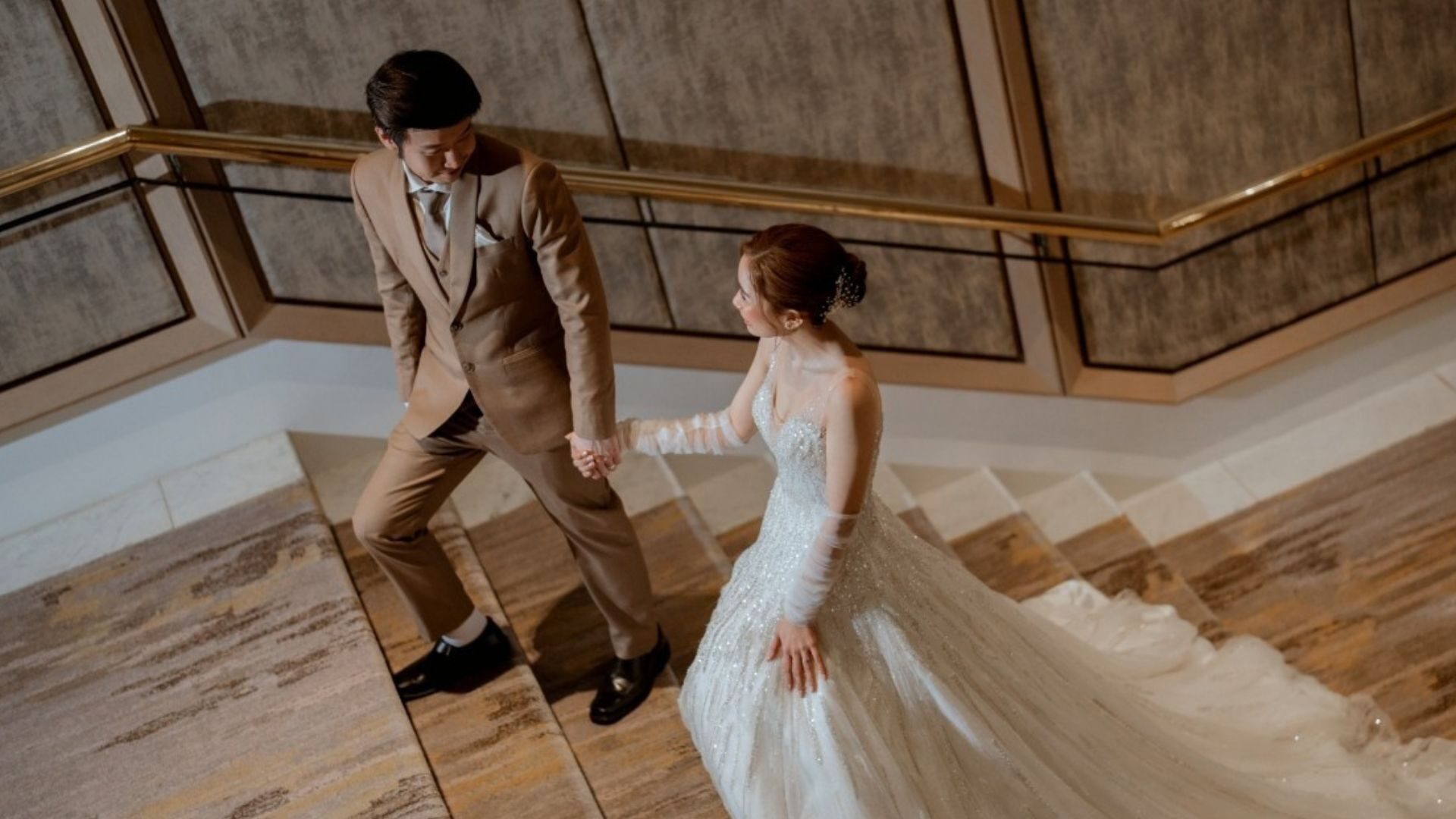 คู่รักในบรรยากาศโรแมนติกในงานแต่งงาน โรงแรมสุขุมวิท กรุงเทพ