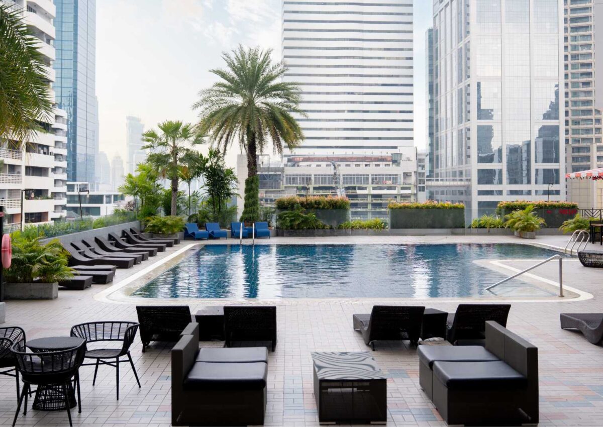 สระว่ายน้ำ Rembrandt Hotel Bangkok สุขุมวิท ใกล้ BTS อโศก