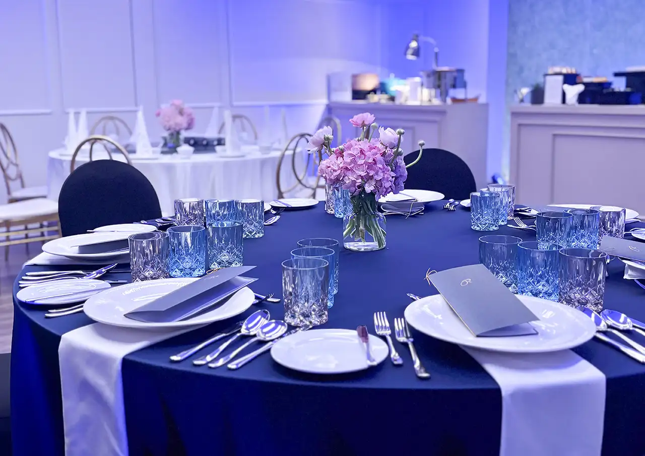 การตกแต่งงานแต่งงานที่พิถีพิถันในโรงแรมสุขุมวิท กรุงเทพ