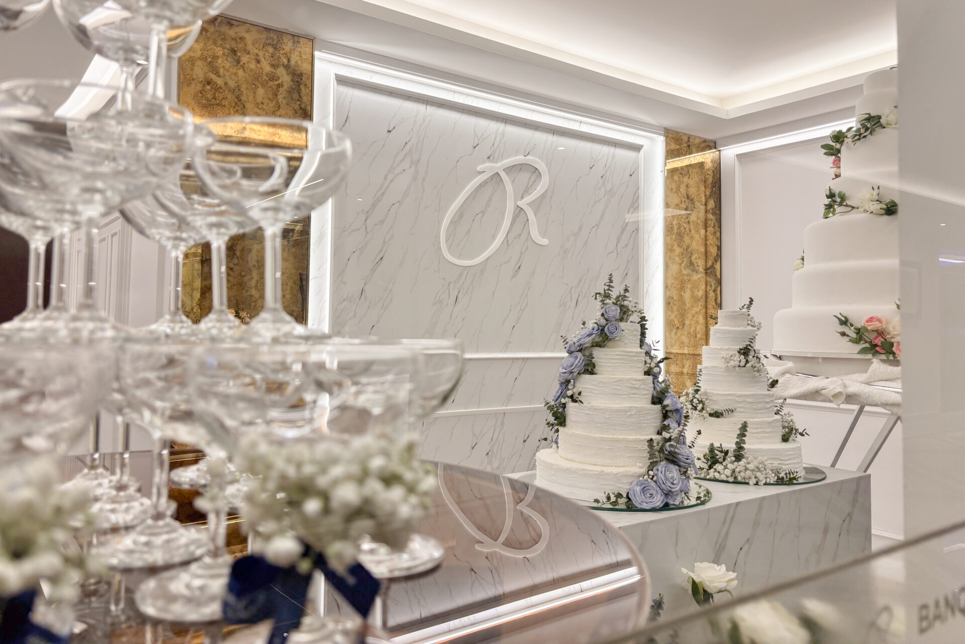 การตกแต่งงานแต่งงานที่พิถีพิถันในโรงแรมสุขุมวิท กรุงเทพ